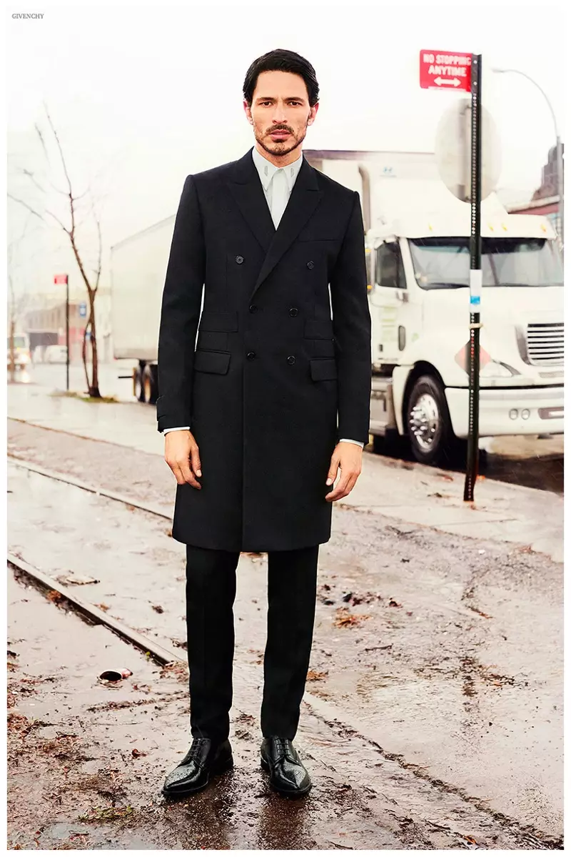 Showcasing beskieden stilen foar syn pre-fall 2015 mannenwear kolleksje look boek, Givenchy ûntbleatet in blik op it kommende seizoen mei help fan modellen Andres Velencoso Segura en Filip Hrivnak. Fokus op boppeklean, trim, op maat oerjassen wurde ferbûn troch ienfâldige stricken en magere broeken.