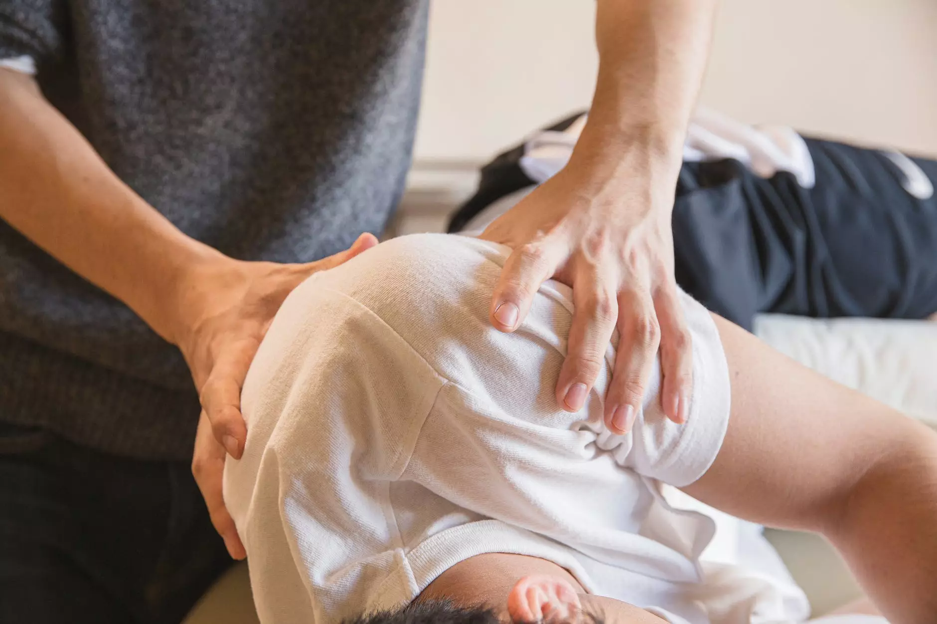 médecin de sexe masculin massant les épaules du patient. Photo de Ryutaro Tsukata sur Pexels.com