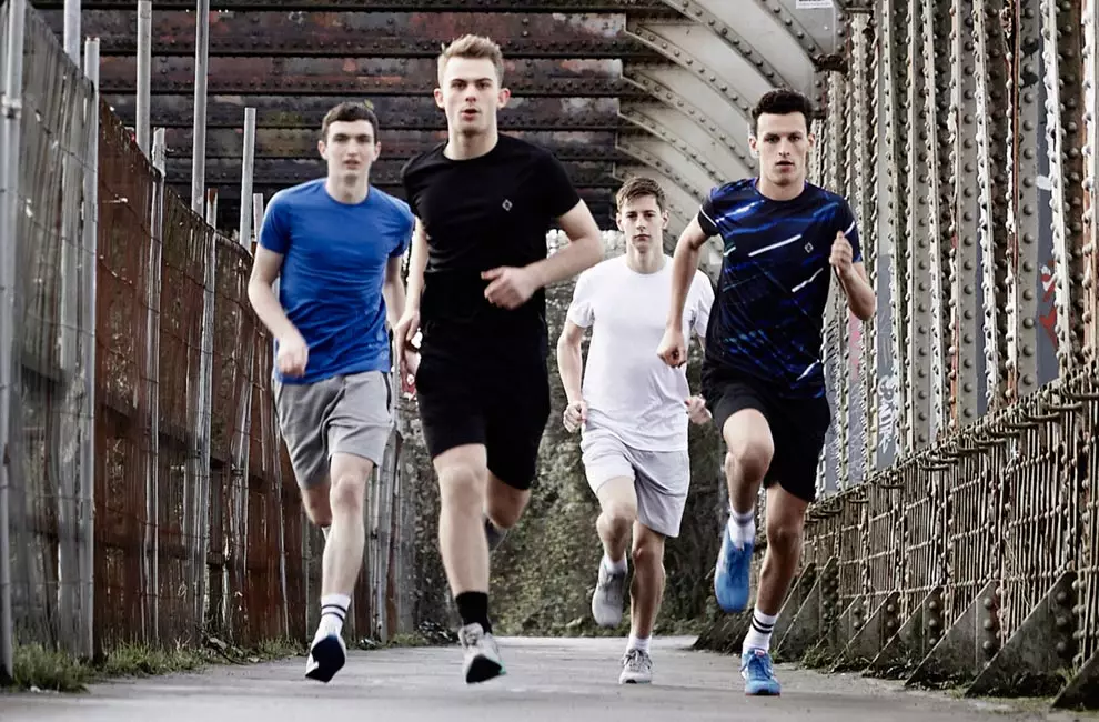 Pünktlich zu Ihrem Fitnessprogramm im Januar stellt Topman seine neueste Sportbekleidungslinie vor. Diese zweite Phase funktioneller Performance-Teile wurde mit Blick auf die kalten, dunklen Monate entwickelt, mit reflektierenden Logos und wasserdichten Jacken zum Verstauen, damit Sie auch bei den widrigsten Wetterbedingungen trainieren können.