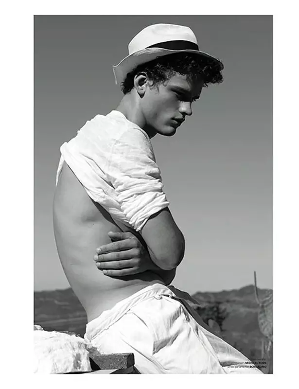 Simon Nessman 是 At Large077 的封面明星