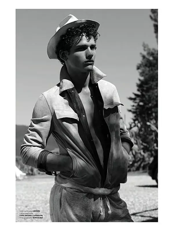 Simon Nessman is de coverster van At Large078