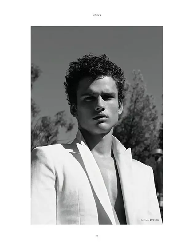 Simon Nessman is de coverster van At Large079