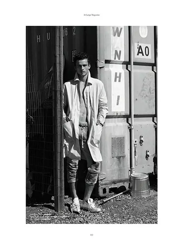 Simon Nessman is de coverster van At Large080