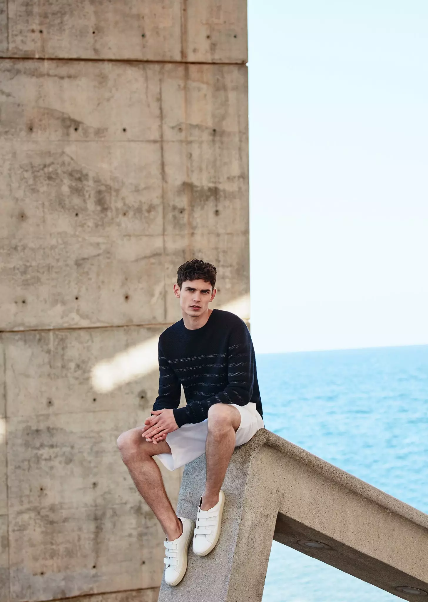 Entdeckt déi drëtt Lookbook Abrëll 2016 datt Propositioune MANGO Man The Sailing Gear all propper geschnidde Artikele vum Arthur Gosse modelléieren de Lookbook funktionnéiert erstaunlech. All nei Arrivée sinn elo an all Buttek.