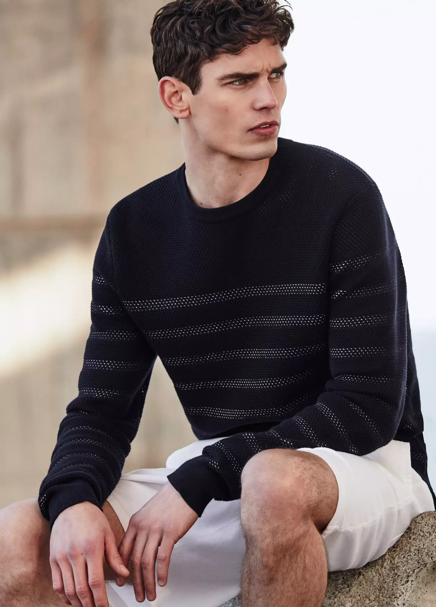 Entdeckt déi drëtt Lookbook Abrëll 2016 datt Propositioune MANGO Man The Sailing Gear all propper geschnidde Artikele vum Arthur Gosse modelléieren de Lookbook funktionnéiert erstaunlech. All nei Arrivée sinn elo an all Buttek.