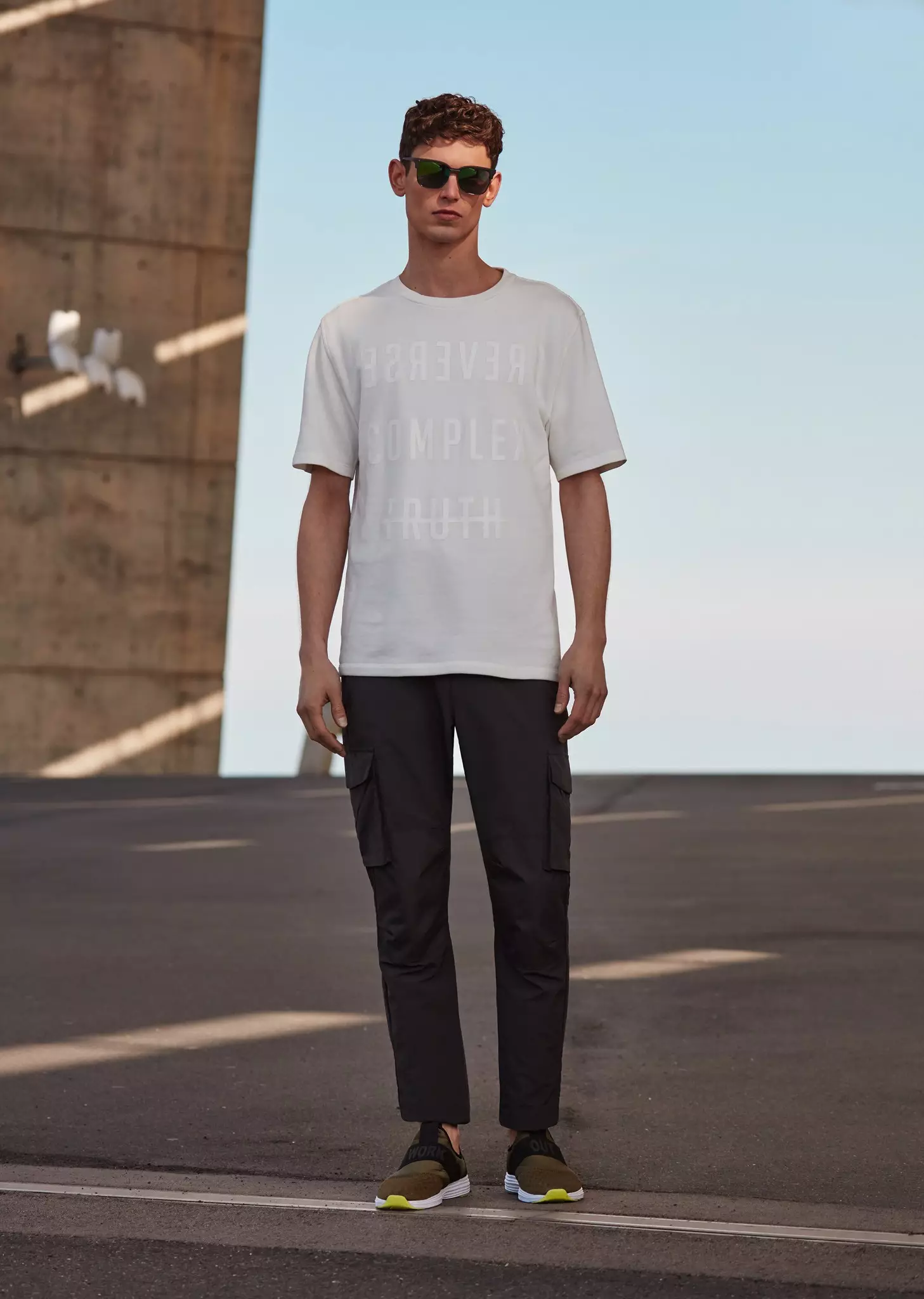 Temukan lookbook ketiga April 2016 yang mengusulkan MANGO Man The Sailing Gear memodelkan semua item yang dipotong rapi oleh Arthur Gosse, lookbook bekerja dengan menakjubkan. Semua pendatang baru sekarang ada di setiap toko.