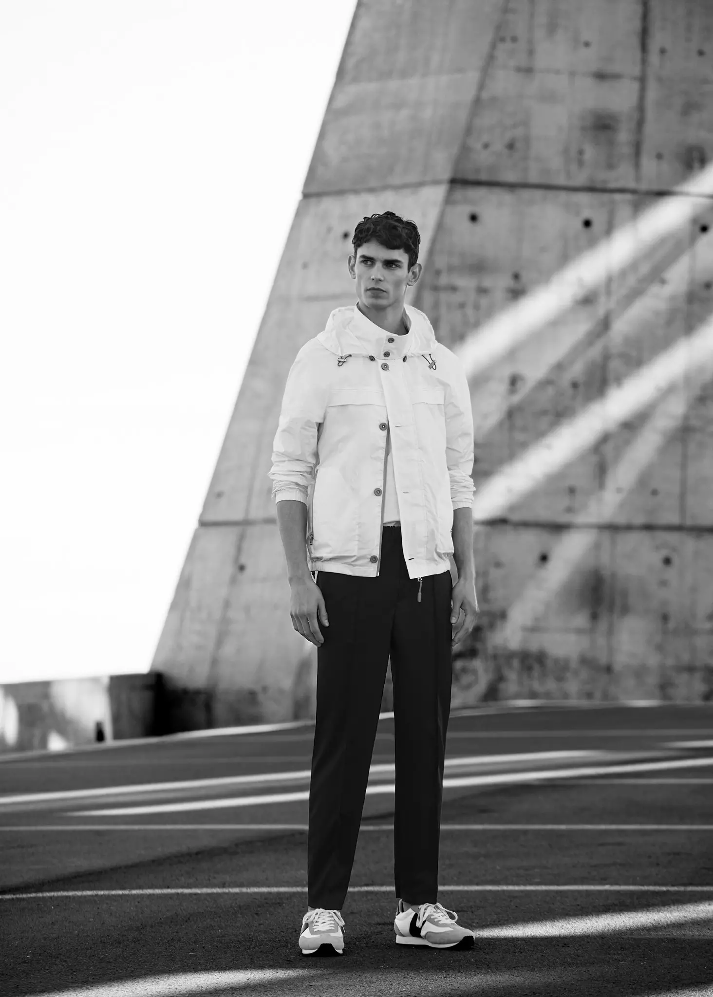 探索 2016 年 4 月的第三本lookbook，其中推薦MANGO Man The Sailing Gear 為Arthur Gosse 的所有乾淨利落的單品建模，lookbook 的效果令人驚嘆。所有新到貨現在在每家商店。