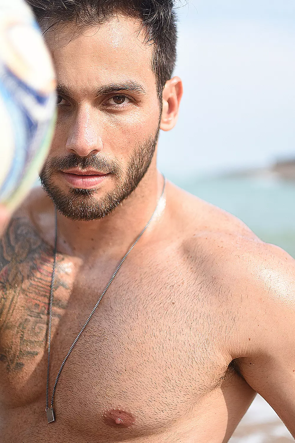 El seductor modelo brasileño Maurico Junior es fotografiado por Tati Rangel para editorial de jeanswear en la costa de Espírito Santo.