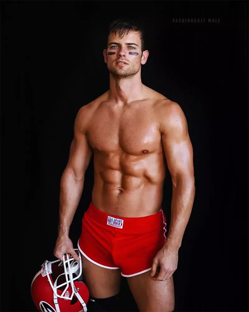 Alex Sewall pour PnVFashionablymale Magazine numéro 05 avril 2020