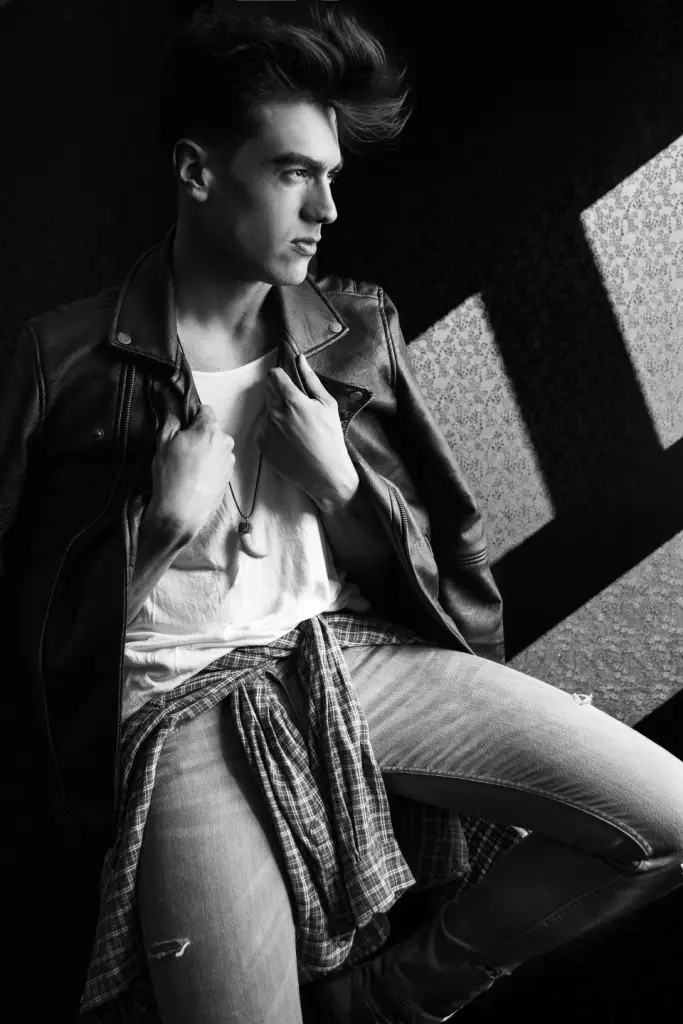 Jose Lopez @fashionartmgmt an engem vun de sexiest Modeller vu Spuenien déi haart an den internationale Maart schafft. Mailand, Hamburg sinn seng lescht Destinatiounen, awer hien ass e speziell gefuerdert am asiatesche Maart wou hien Armani Jeans an Zara Campaign opgefouert huet. E perfekte Kierper a sensual Gesiicht mat staarke Lippen sinn seng Haaptwaffen fir Fotografen a Marken ze verféieren. Ech seng lescht Rees doheem, hien besicht Valencia an hie war vun ALVARO GRACIA erschoss, eng erstaunlech a jonke Fotograf deen schwaarz a wäiss Texturen op Fotoen Entdeckung.