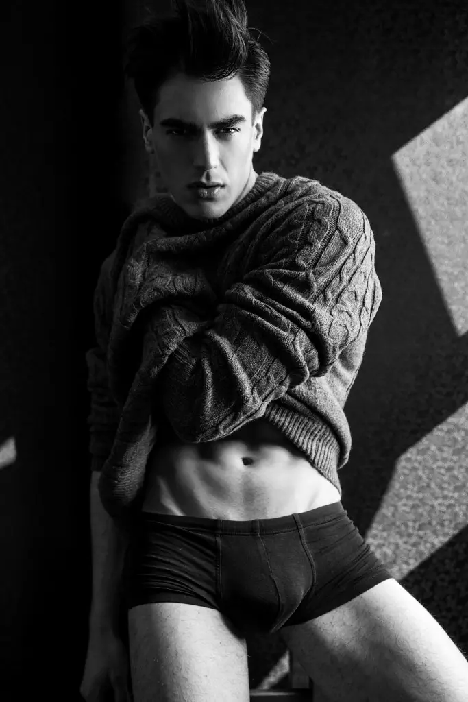 Jose Lopez @fashionartmgmt yn ien fan 'e meast seksy modellen fan Spanje dy't hurd wurket op ynternasjonale merk. Milaan, Hamburg binne syn lêste bestimmingen, mar hy is in spesjaal easke yn Asian Market dêr't hy hat útfierd Armani Jeans en Zara Campaign. In perfekt lichem en sensueel gesicht mei sterke lippen binne syn wichtichste wapens om fotografen en merken te ferlieden. Ik syn lêste reis nei hûs, hy besocht Valencia en hy waard sjitten troch ALVARO GRACIA, in geweldige en jonge fotograaf dy't ferkenne swart en wyt tekstueren op pics.