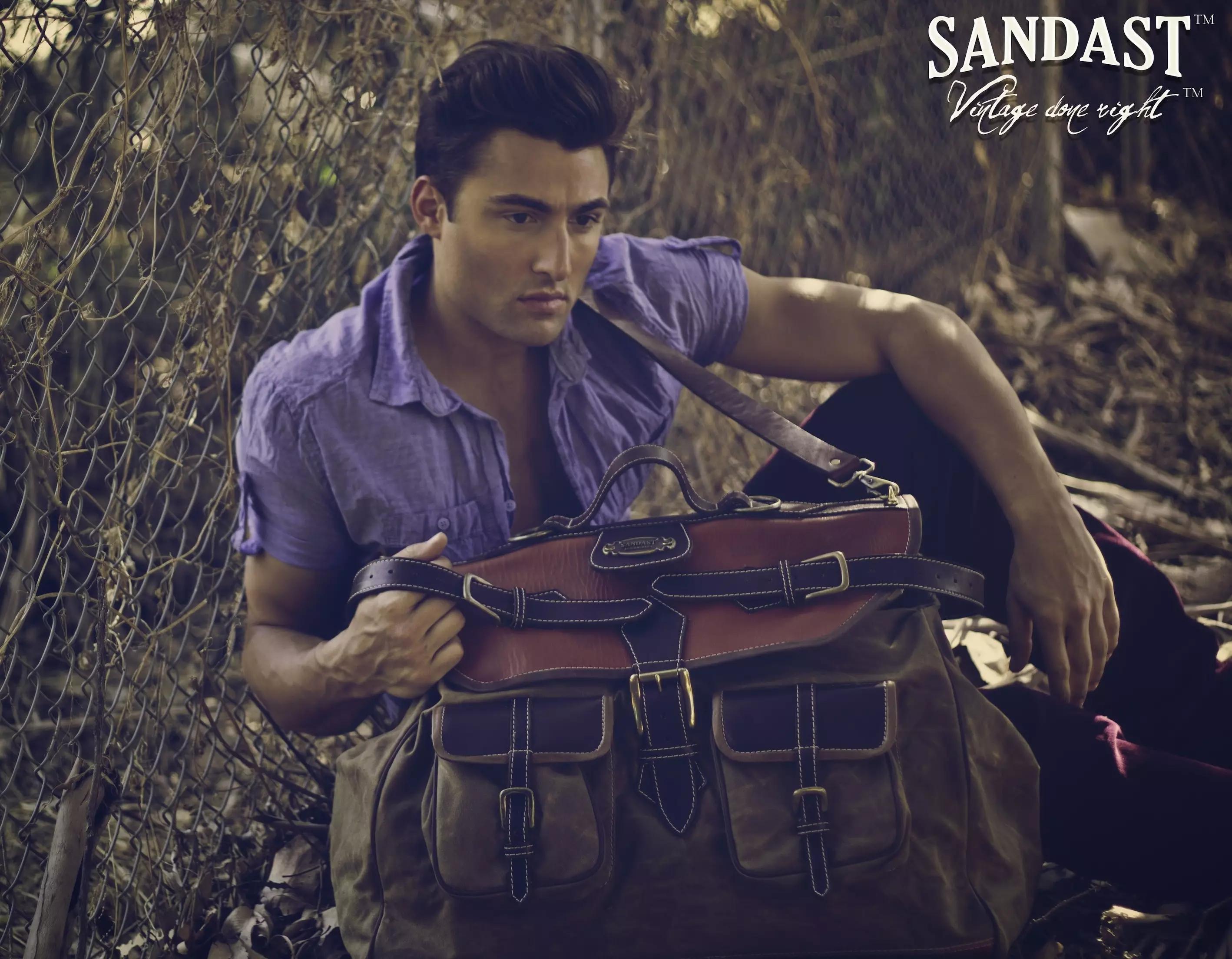 Modelado en las nuevas tomas de anuncios promocionales John Strand (Aston Models) para Sandast LA comenzó en 2010 para crear los mejores bolsos y accesorios de cuero, capturados por Via Aclan.