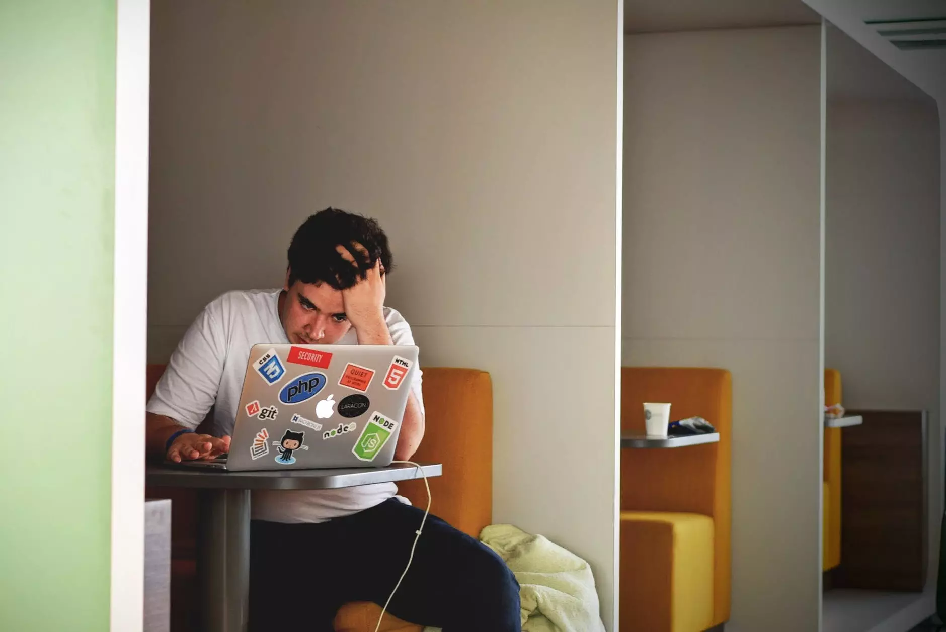 hombre con camisa blanca usando macbook pro. Foto de Tim Gouw en Pexels.com