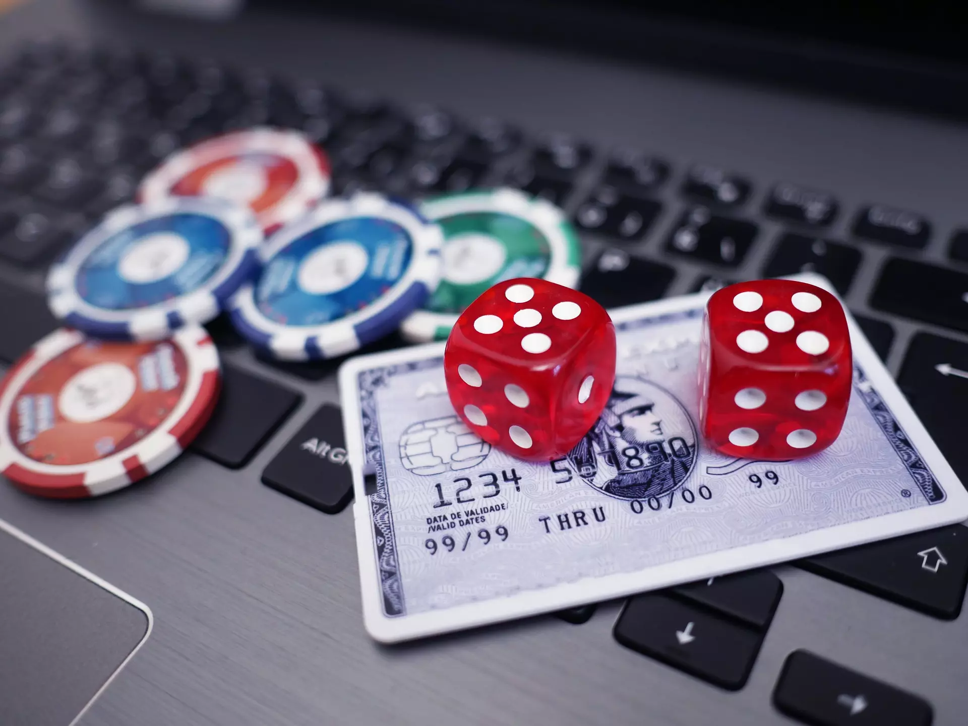 Cómo pasar un rato seguro y divertido jugando juegos de casino en línea