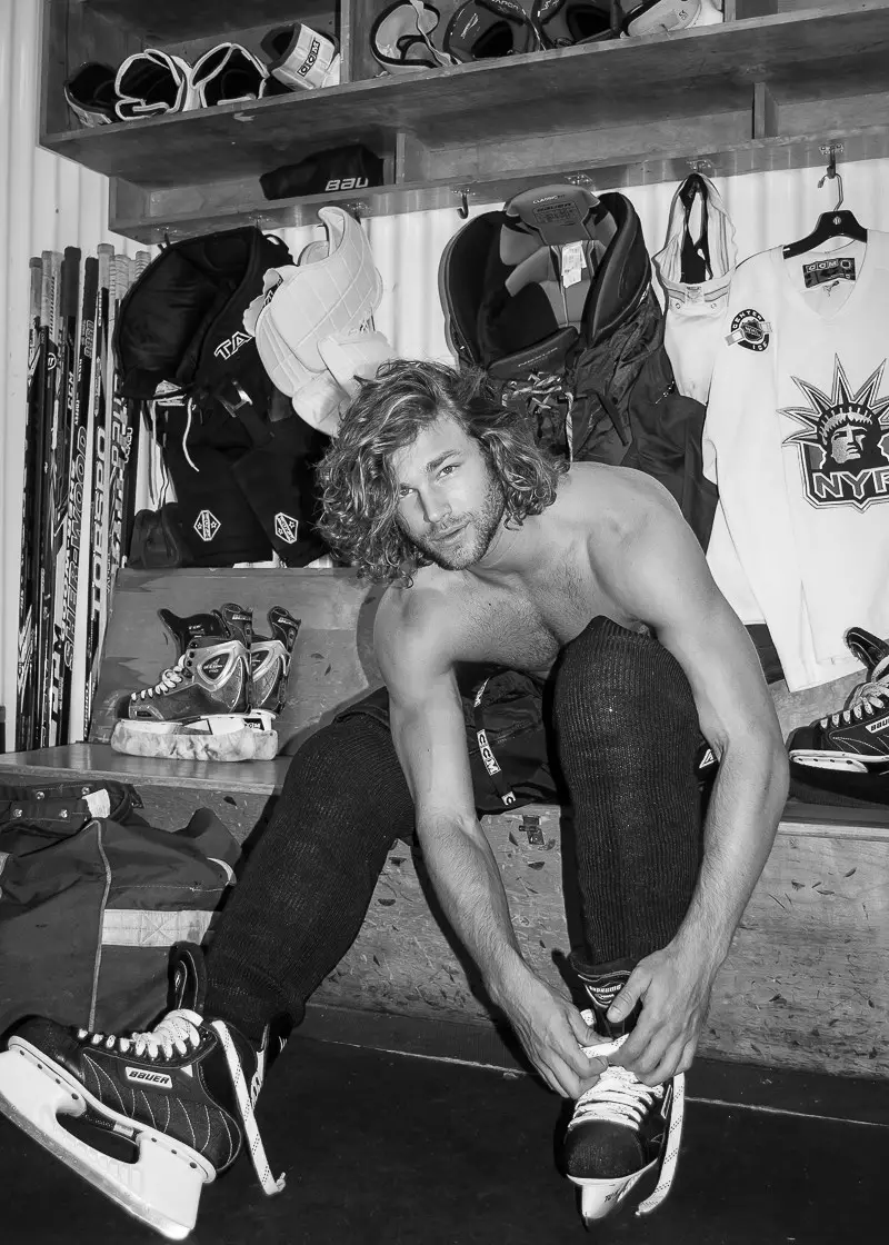 Ang napakarilag na modelo at hockey stud na si Cole Monahan sa Elite Models Miami ay nagpapainit sa locker room sa napakagandang sporty na cover story na ito ng photographer na si Scott Teitler para sa pinakabagong isyu ng JÓN magazine.