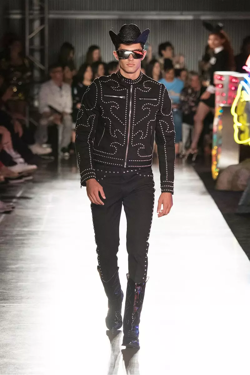 تمشي على المدرج في Moschino Spring / Summer 18 Menswear and Women's Resort Collection في Milk Studios في 8 يونيو 2017 في هوليوود ، كاليفورنيا.