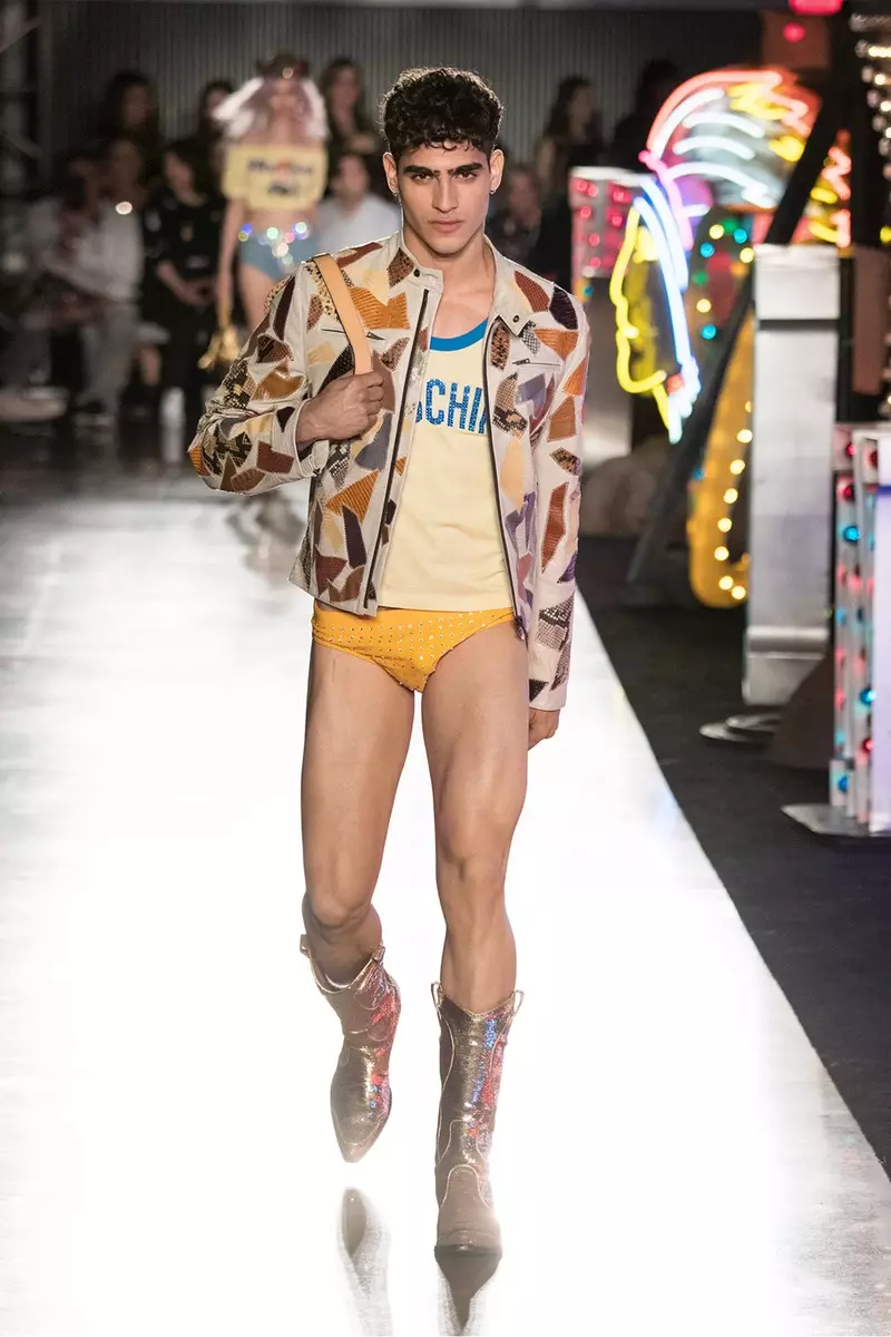 تمشي على المدرج في Moschino Spring / Summer 18 Menswear and Women's Resort Collection في Milk Studios في 8 يونيو 2017 في هوليوود ، كاليفورنيا.