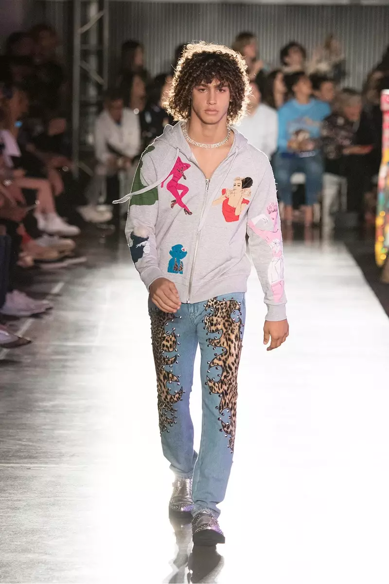 ap mache sou pist la nan Moschino Spring/Summer 18 Menswear and Women's Resort Collection nan Milk Studios sou 8 jen 2017 nan Hollywood, Kalifòni.