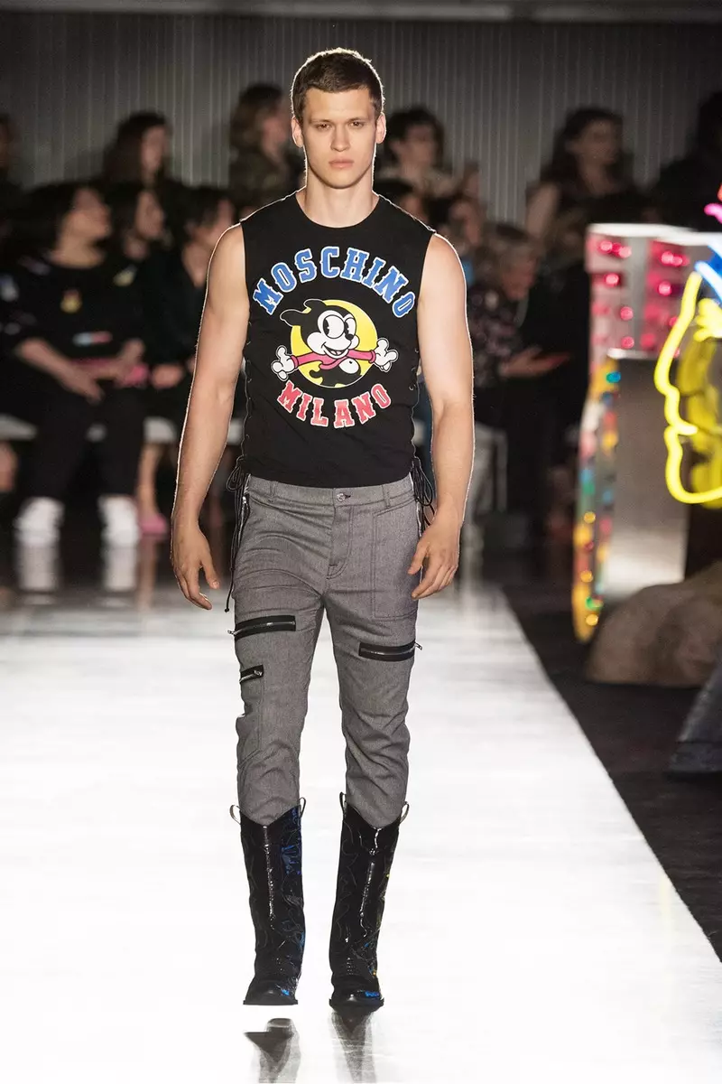 քայլում է թռիչքուղով Moschino Spring/Summer 18 Menswear and Women's Resort Collection-ում Milk Studios-ում 2017 թվականի հունիսի 8-ին Հոլիվուդում, Կալիֆորնիա: