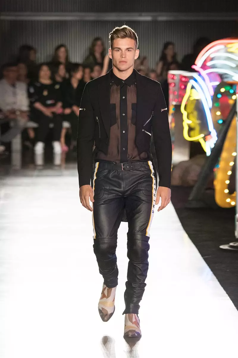 kráča po dráhe v kolekcii pánskeho a dámskeho rezortu Moschino Spring/Summer 18 v Milk Studios 8. júna 2017 v Hollywoode v Kalifornii.