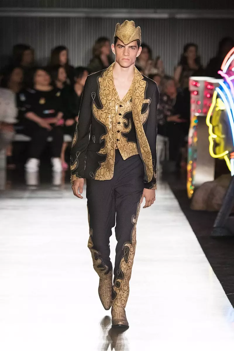 تمشي على المدرج في Moschino Spring / Summer 18 Menswear and Women's Resort Collection في Milk Studios في 8 يونيو 2017 في هوليوود ، كاليفورنيا.