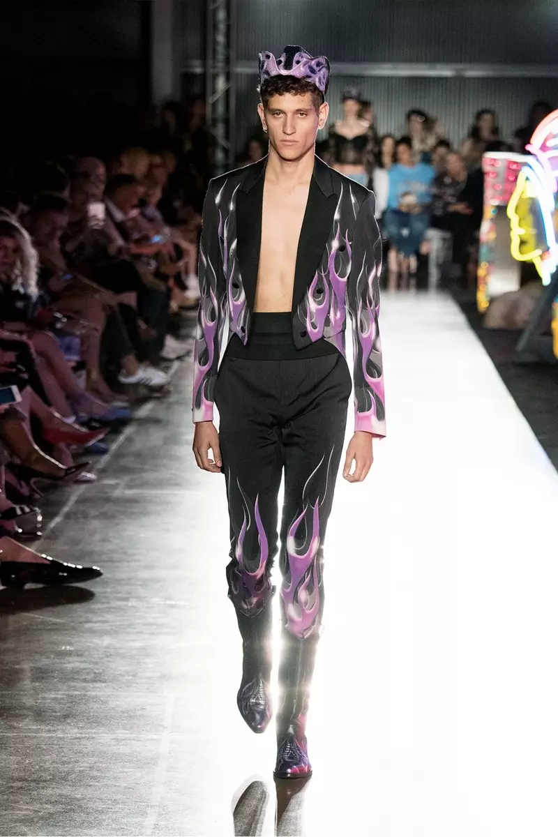 gengur flugbrautina á Moschino Spring/Summer 18 Herrafata- og dvalarstaðsafn fyrir konur í Milk Studios 8. júní 2017 í Hollywood, Kaliforníu.