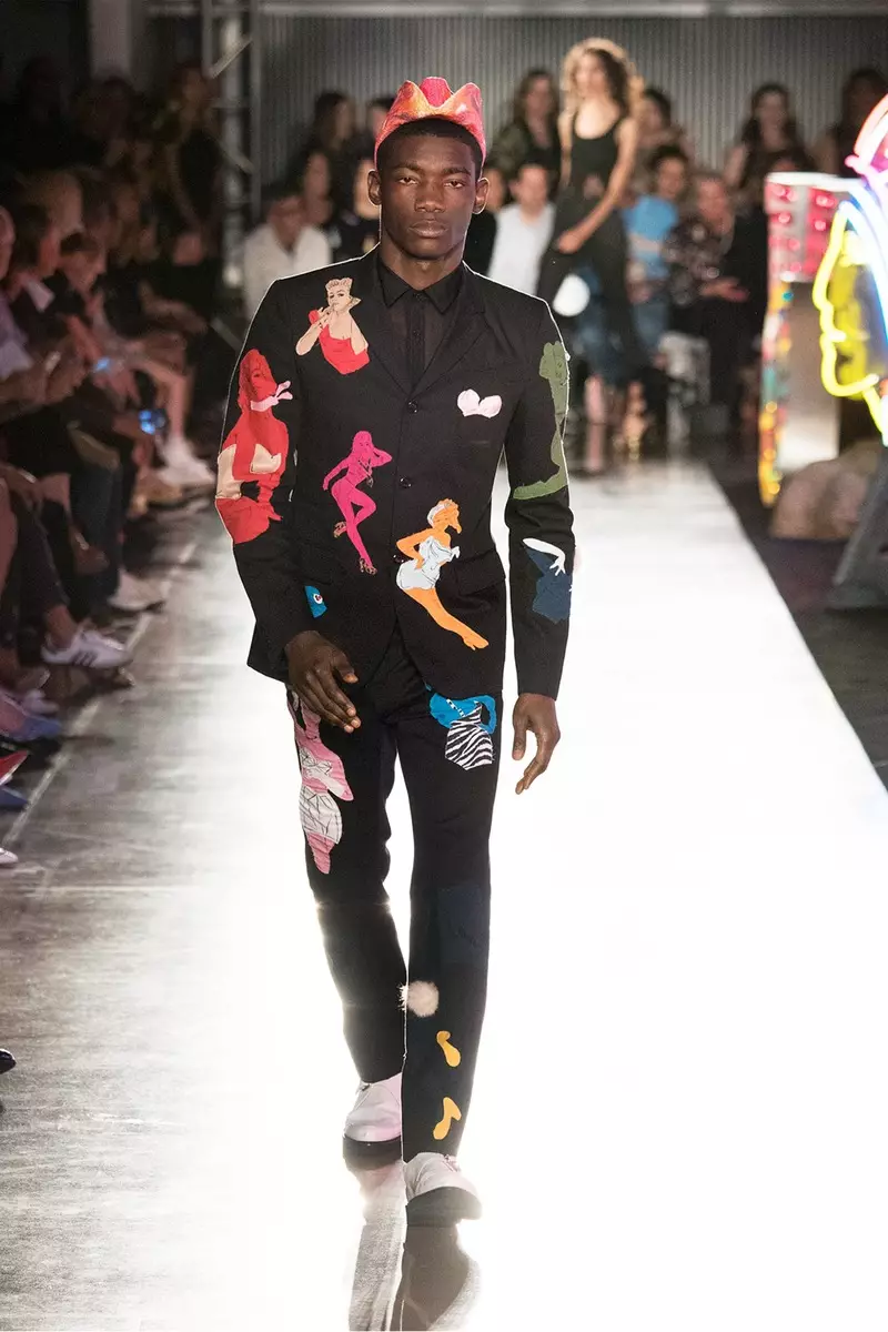 spaceruje po wybiegu w Moschino Spring/Summer 18 Menswear and Women's Resort Collection w Milk Studios 8 czerwca 2017 r. w Hollywood w Kalifornii.