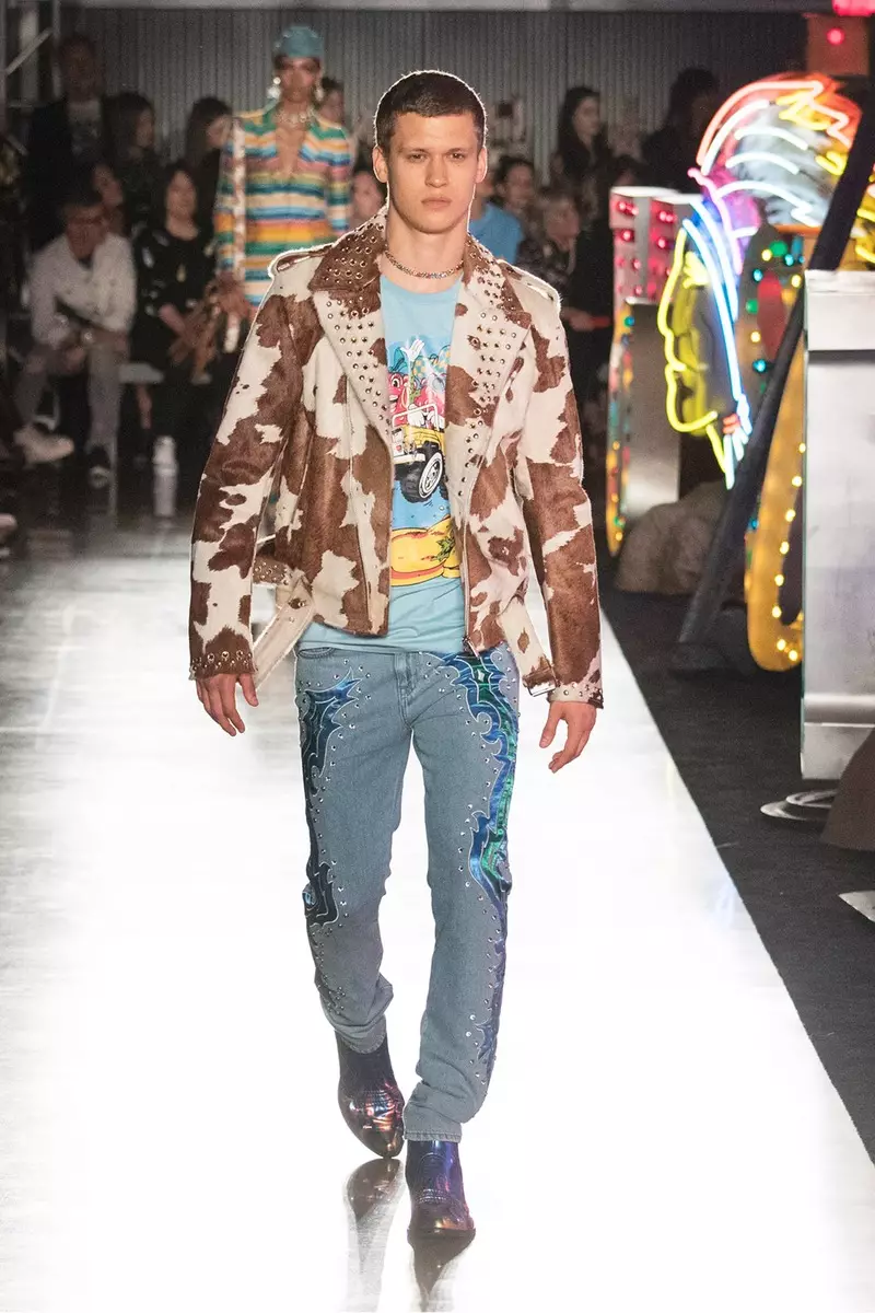 mlaku ing landasan pacu ing Moschino Spring/Summer 18 Menswear lan Women's Resort Collection ing Milk Studios tanggal 8 Juni 2017 ing Hollywood, California.