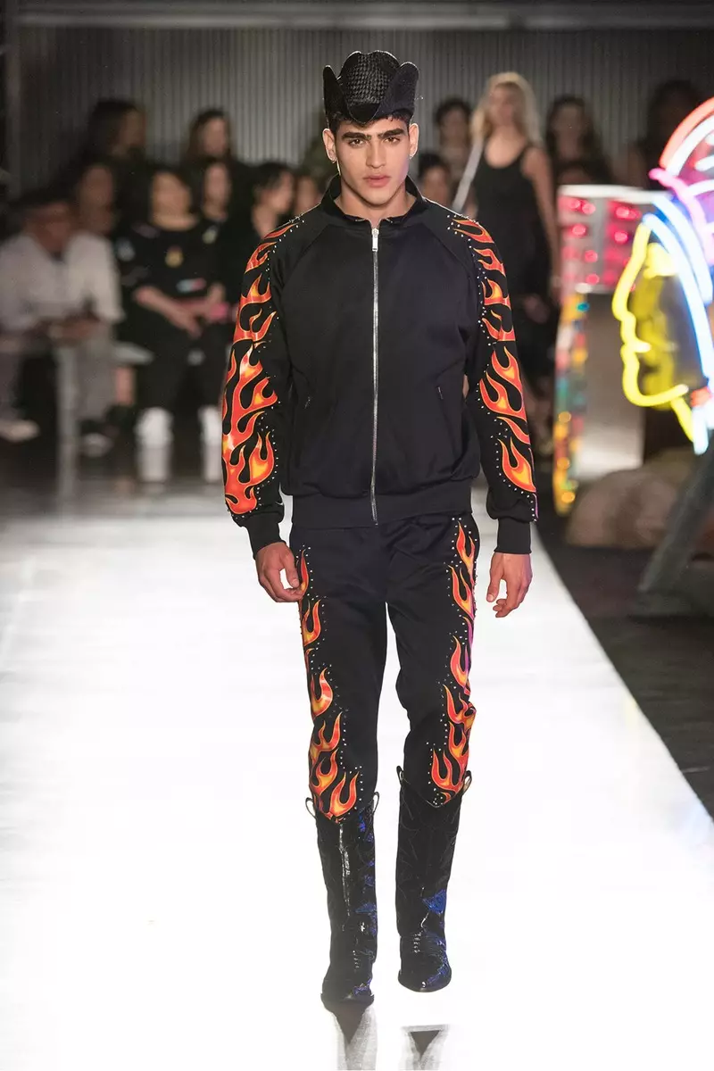 gengur flugbrautina á Moschino Spring/Summer 18 Herrafata- og dvalarstaðsafn fyrir konur í Milk Studios 8. júní 2017 í Hollywood, Kaliforníu.