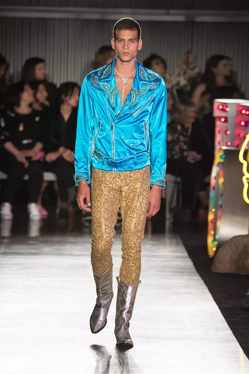 تمشي على المدرج في Moschino Spring / Summer 18 Menswear and Women's Resort Collection في Milk Studios في 8 يونيو 2017 في هوليوود ، كاليفورنيا.