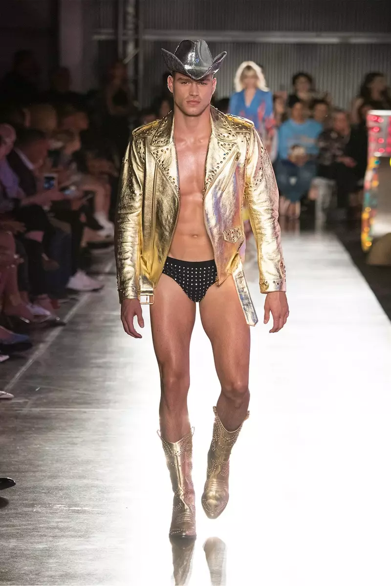 ដើរលើផ្លូវរត់នៅ Moschino Spring/Summer 18 Menswear and Women's Resort Collection នៅ Milk Studios នៅថ្ងៃទី 8 ខែមិថុនា ឆ្នាំ 2017 នៅហូលីវូដ រដ្ឋកាលីហ្វ័រញ៉ា។