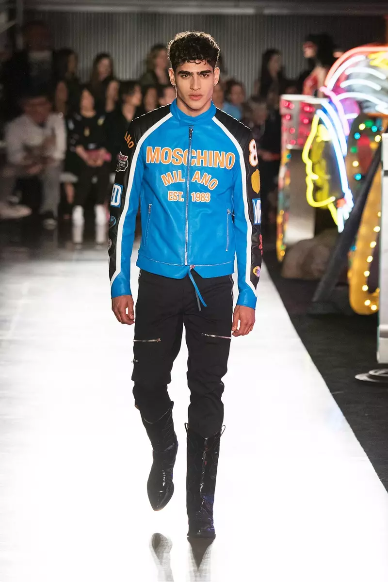 تمشي على المدرج في Moschino Spring / Summer 18 Menswear and Women's Resort Collection في Milk Studios في 8 يونيو 2017 في هوليوود ، كاليفورنيا.