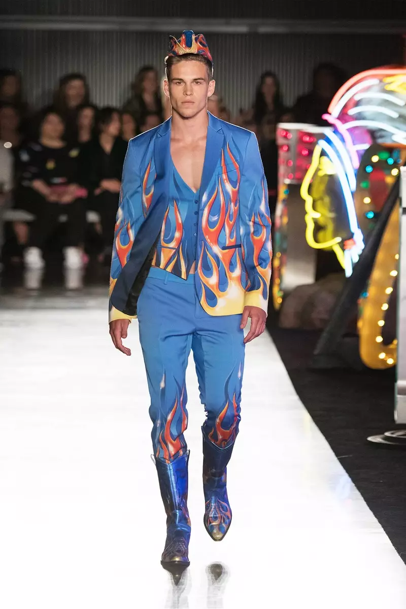 ap mache sou pist la nan Moschino Spring/Summer 18 Menswear and Women's Resort Collection nan Milk Studios sou 8 jen 2017 nan Hollywood, Kalifòni.