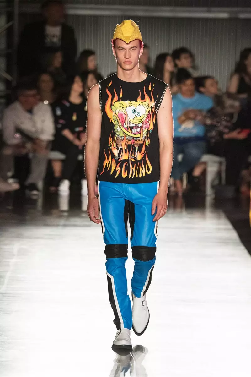 идет по подиуму Moschino Spring / Summer 18 Menswear and Women's Resort Collection в Milk Studios 8 июня 2017 года в Голливуде, Калифорния.