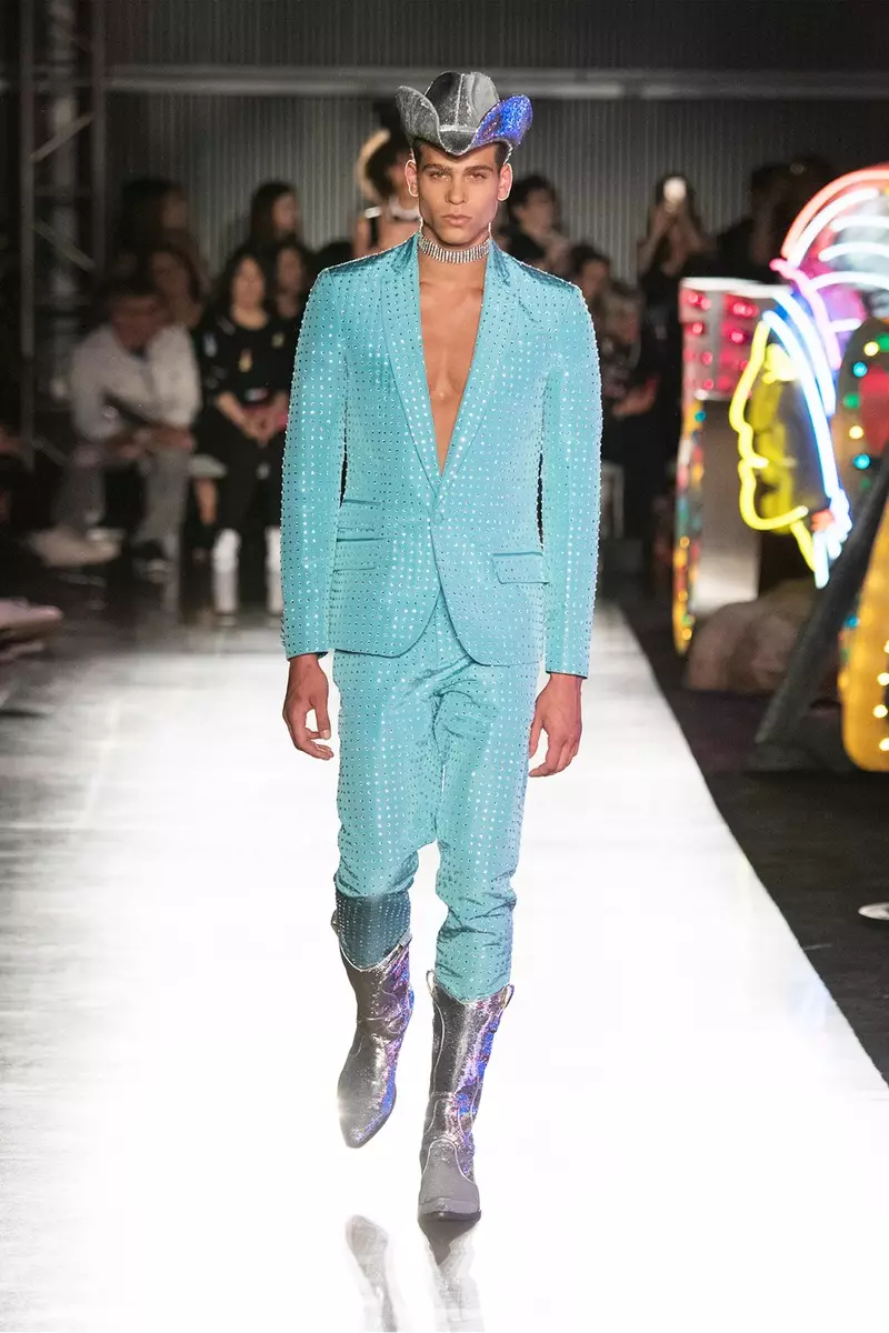 gengur flugbrautina á Moschino Spring/Summer 18 Herrafata- og dvalarstaðsafn fyrir konur í Milk Studios 8. júní 2017 í Hollywood, Kaliforníu.