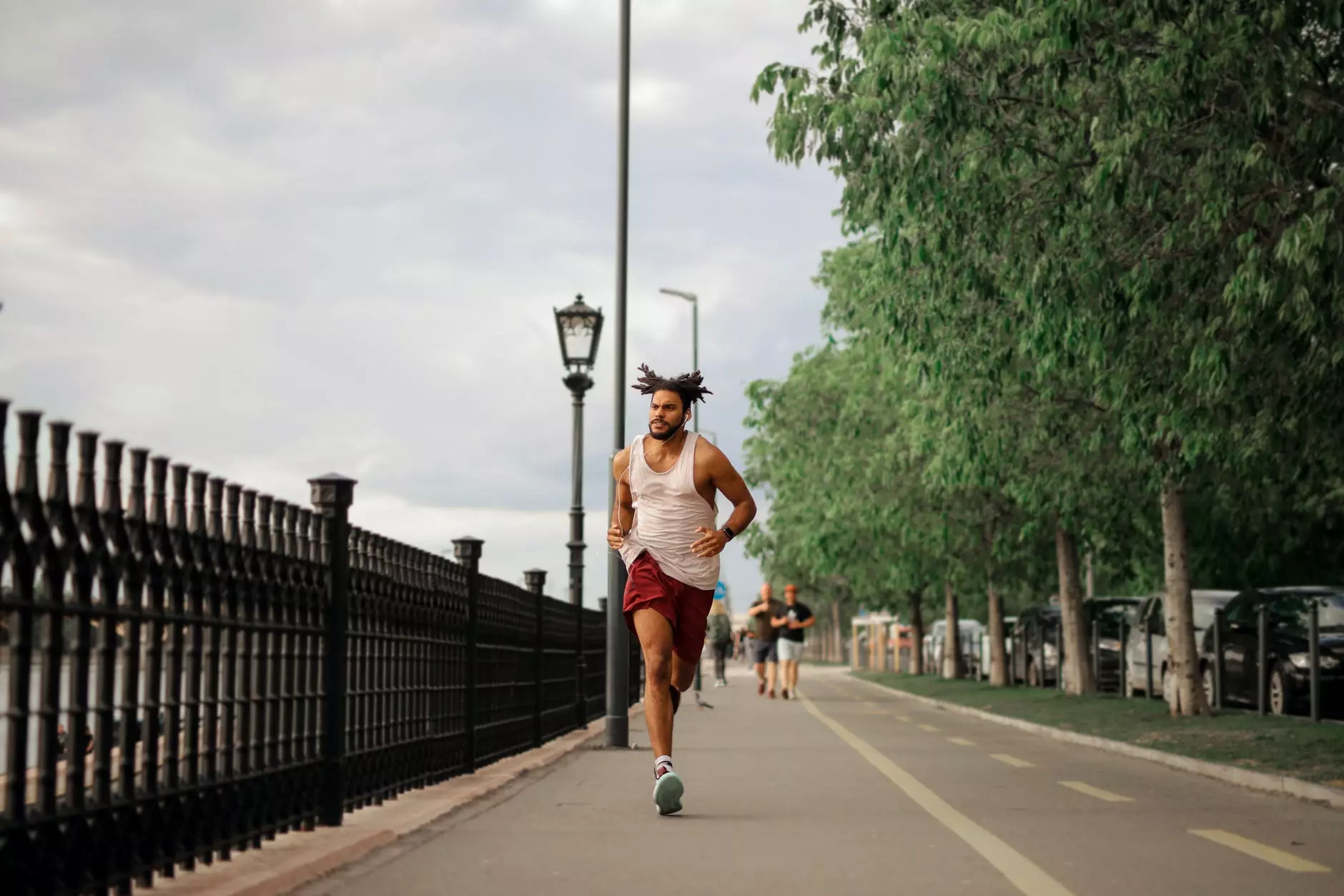 homme en débardeur blanc et short rouge courant sur la route. Photo d'Andrea Piacquadio sur Pexels.com