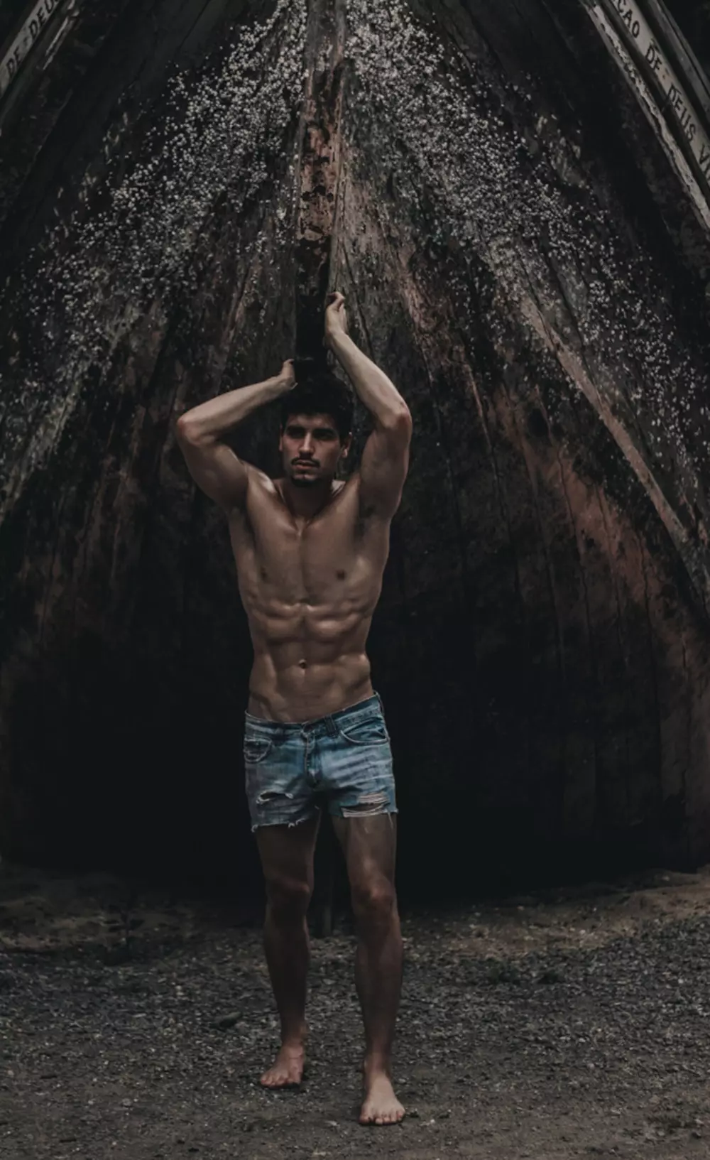 Castaway aquesta és una fotografia de Wendel Castro un fotògraf brasiler relacionat amb el model Thiago Sá.