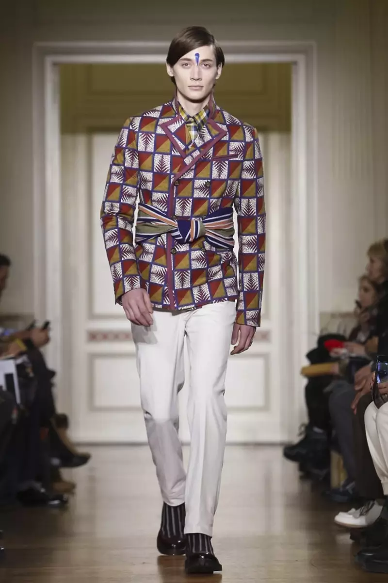 Indický maharadža Stelly Jean má striktne európsky vkus, pokiaľ ide o siluety. Bez ohľadu na to, ako ďaleko zmizne v Himalájach, je verný talianskemu sartorial štýlu. Modelky, ktoré mali na čele namaľované bindi, boli vyzdobené čakrami plnými celosvetových skúseností a sebarealizácie nového veku. Stella Jean sa rozhodla vyrobiť svoju kolekciu pomocou textúr tkaných v Burkine Faso skupinami miestnych remeselníkov, ktoré sú zapojené do ITC Ethical Fashion Initiative, ktorá vyrába aj luxusný tovar pre Stellu McCartney a Vivienne Westwood. Z veľkej časti zahŕňajúce talianske a britské módne šaty ako smokingové róby, poľovnícke bundy a zúžené nohavice, vzory boli široko indické v symbolike s