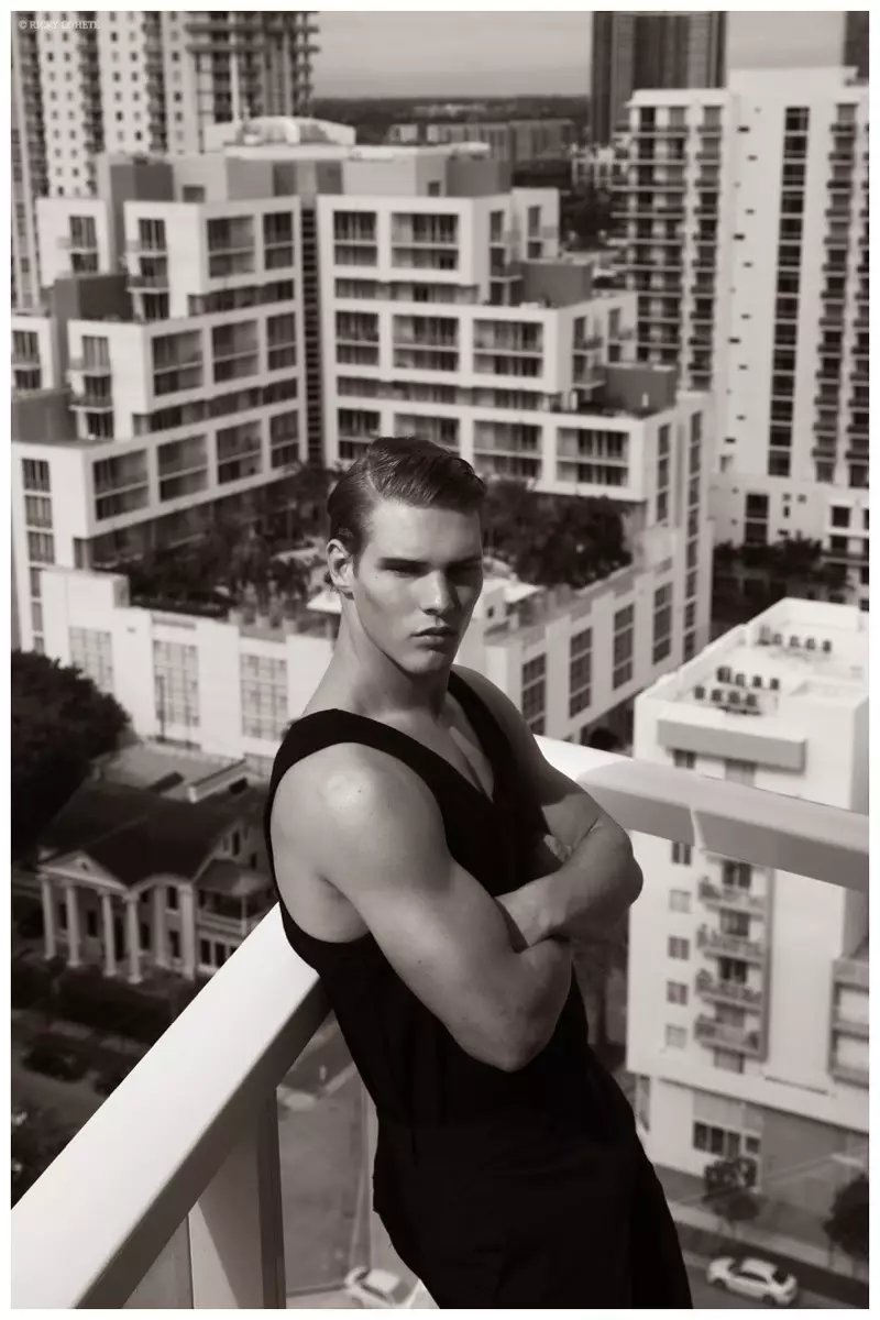 Austin Scoggin dening Photographer Ricky Cohete