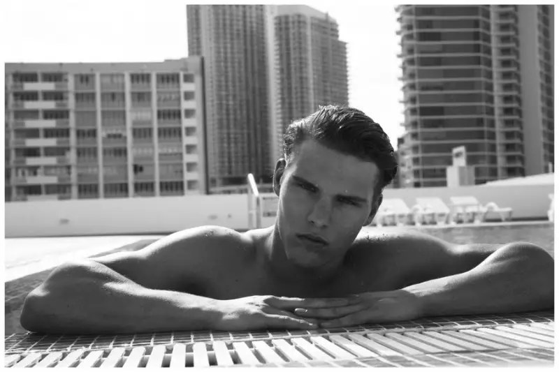 Austin Scoggin dening Photographer Ricky Cohete