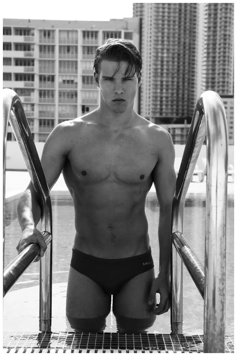 Austin Scoggin dening Photographer Ricky Cohete