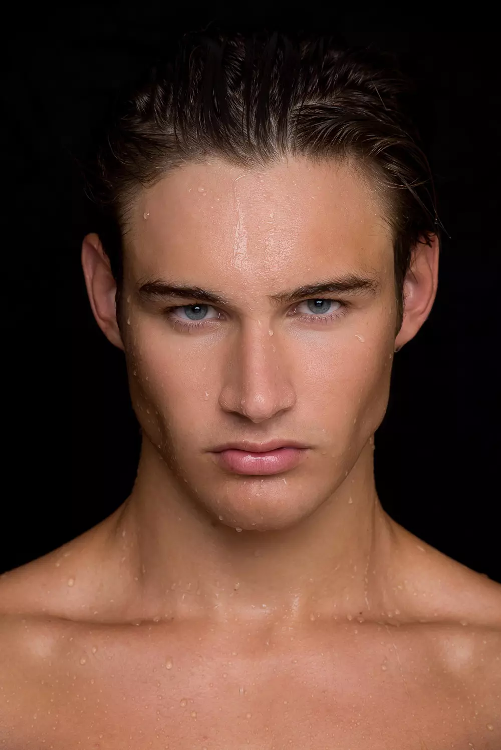 นำเสนอใบหน้าที่สวยงามและร่างกายที่กระชับ Mark Pighetti จาก Elite Model Miami จับภาพสดโดย Fritz Yap