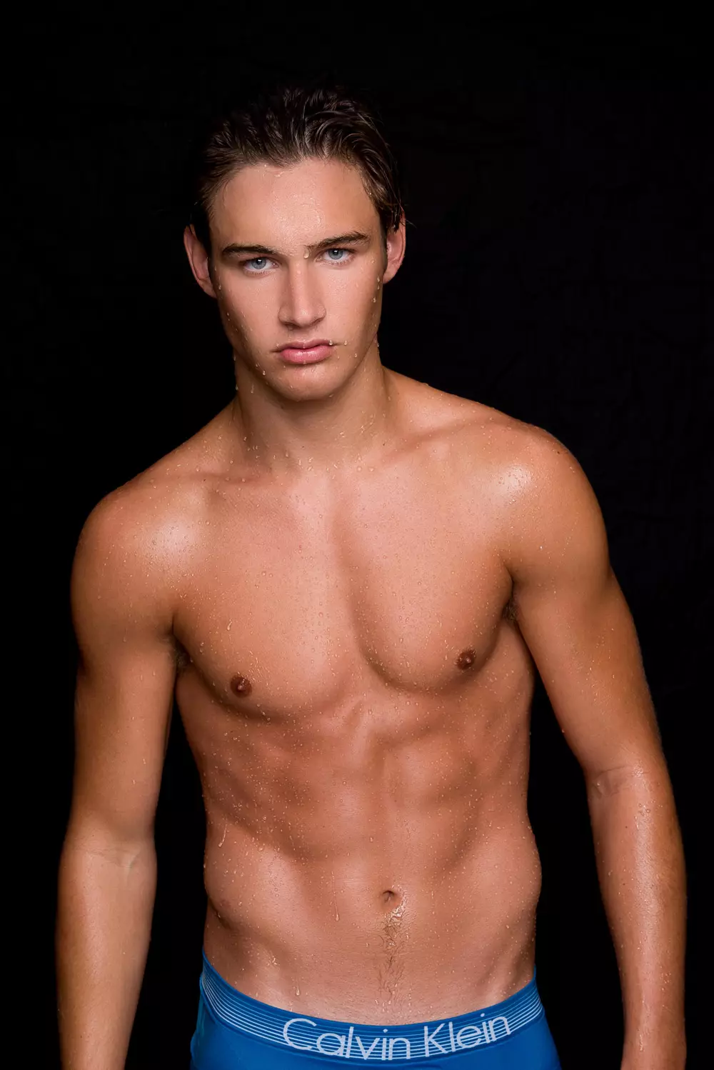 นำเสนอใบหน้าที่สวยงามและร่างกายที่กระชับ Mark Pighetti จาก Elite Model Miami จับภาพสดโดย Fritz Yap