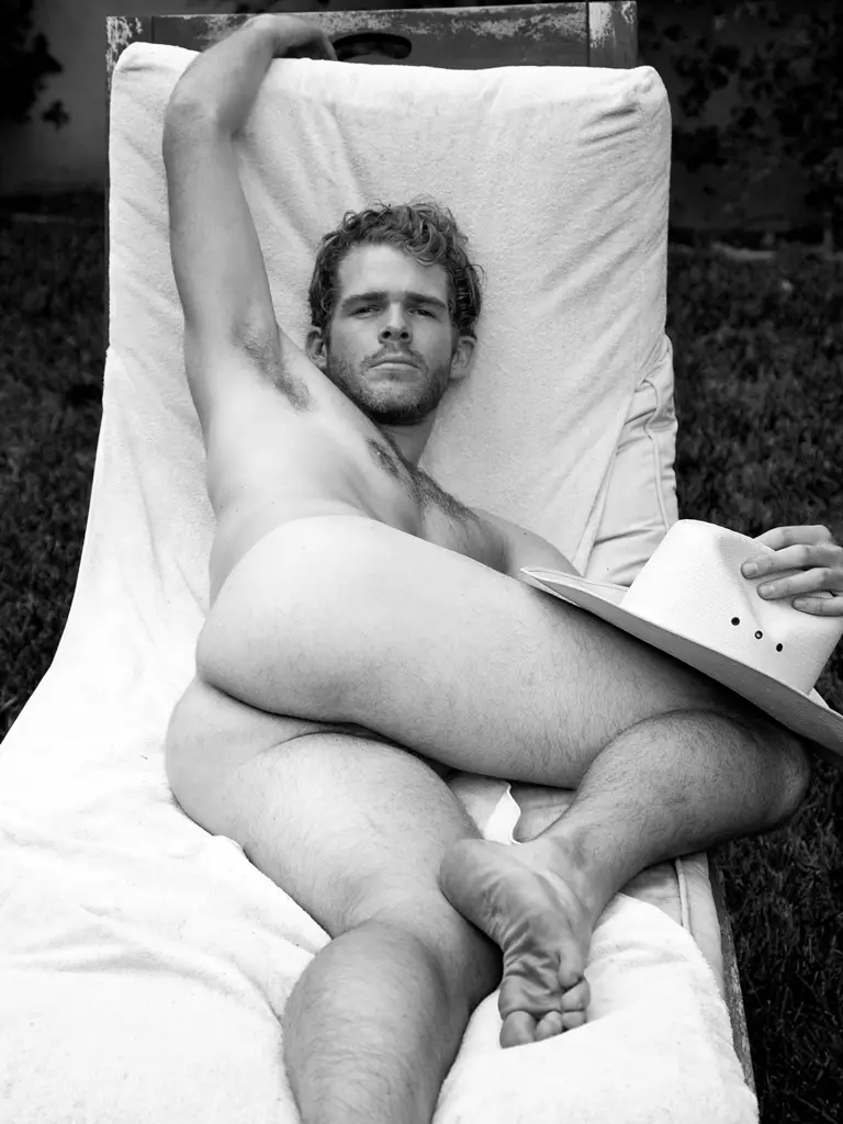 Damas y caballeros, aquí hay un vaquero de Hollywood más sexy que nunca: Jake Jensen en una impresionante fotografía en blanco y negro de Paul Reitz.