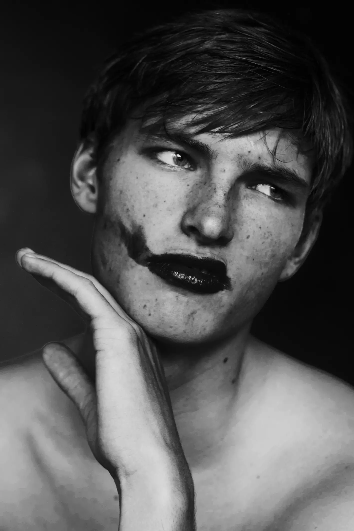 Tom Coymand și Mike Winchester sunt vedetele pentru această redacție pentru Juste Magazine Fotograf: Maud Maillard stilizat de Laurent Desgrange în COS, Issey Miyake, Mugler printre alții, acești tipi reprezintă noua generație de modele de modă. Fii cu ochii pe ei.