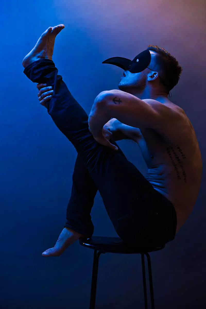 Fotograaf Darren Black legt een kunstzinnige sessie vast met opvallende danser, choreograaf en model Jason Beitel.