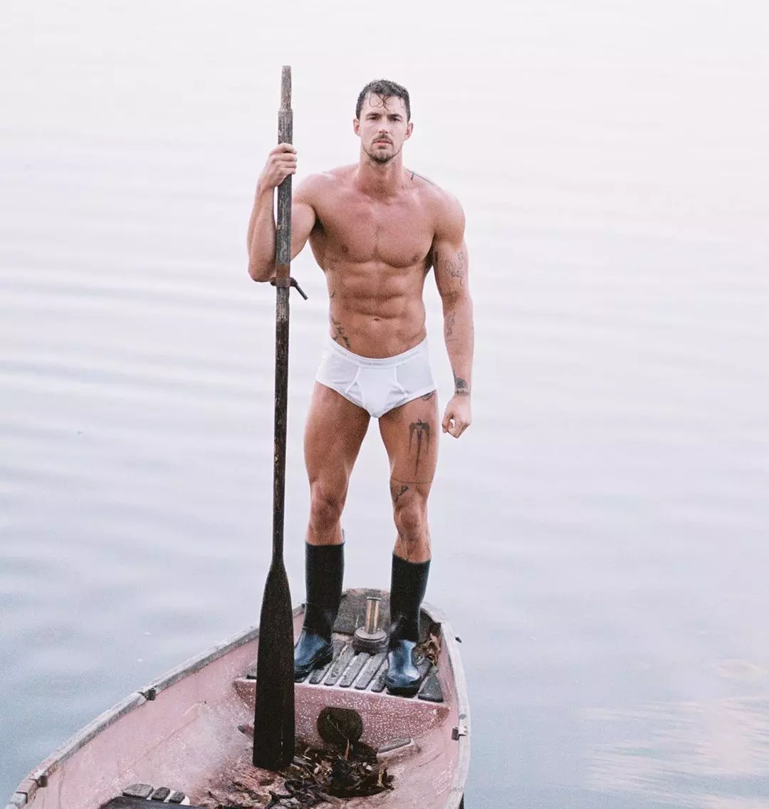 Për shokët tanë që zgjohen herët atje: Christian Hogue nga Grant Legan