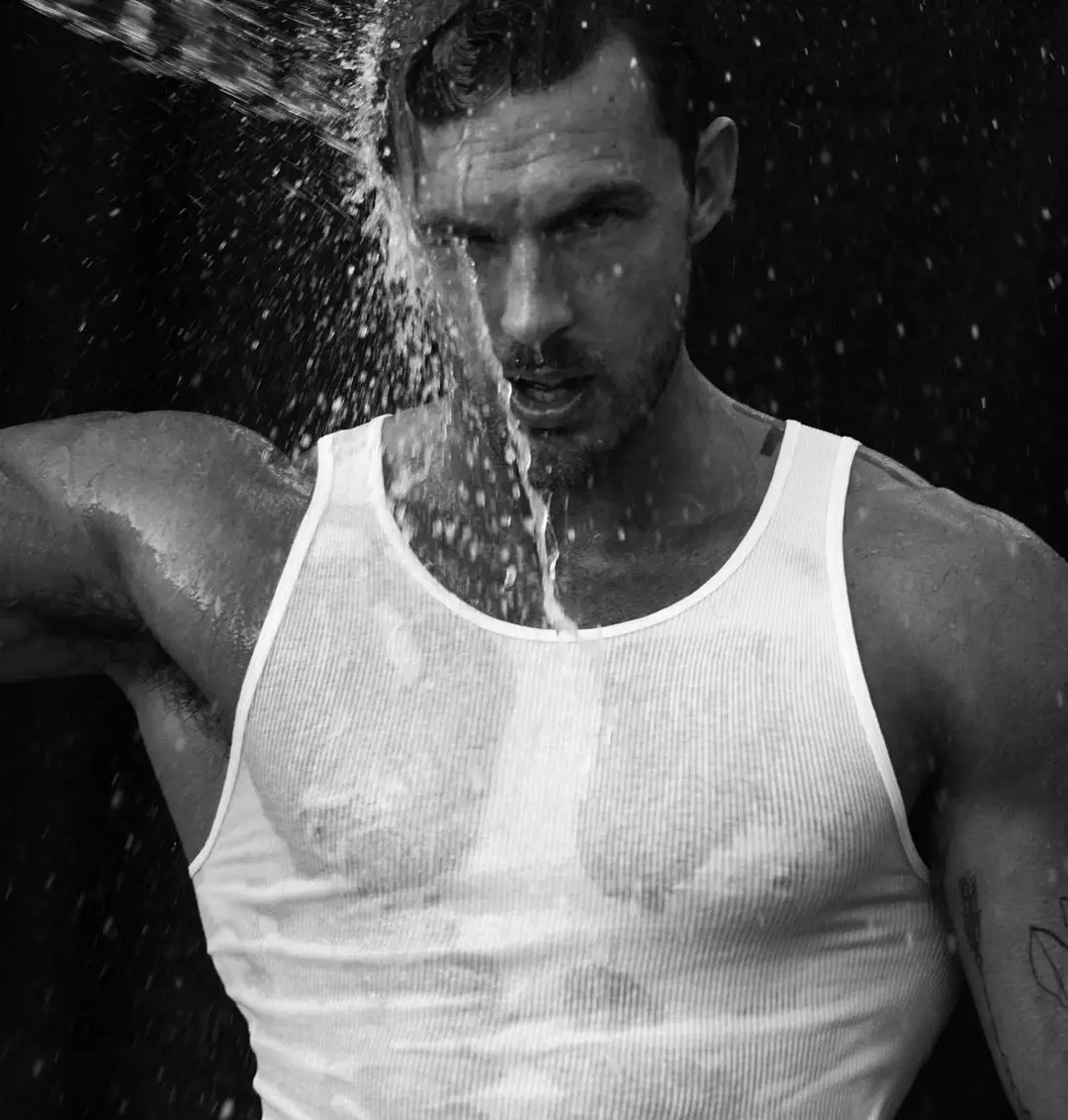 Për shokët tanë që zgjohen herët atje: Christian Hogue nga Grant Legan