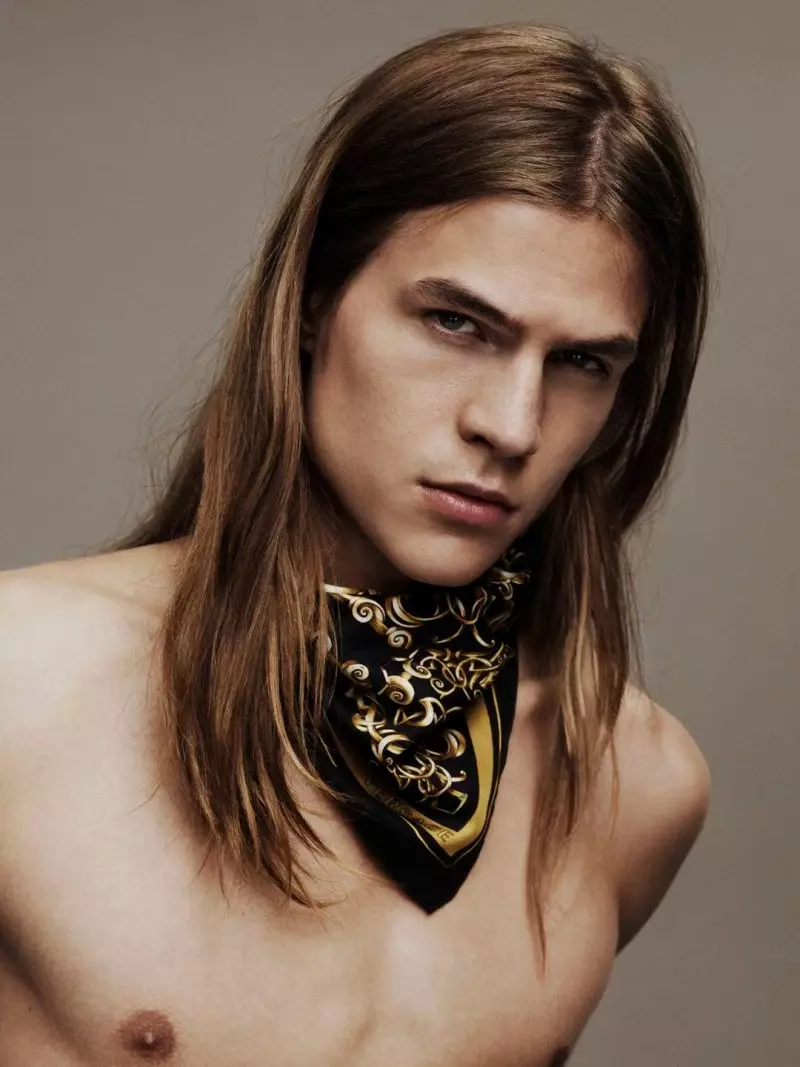 Benjamin Benedek e Malcom Lindberg sono i protagonisti della nuova campagna Sciarpe di Versace, scattata da Ben Weller.