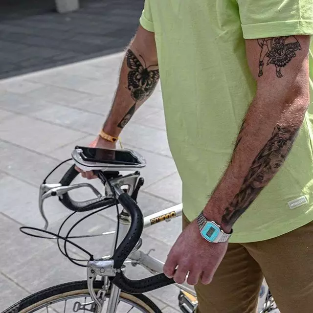 Obțineți bicicleta electrică ieftină, cu un design atrăgător și baterie compactă